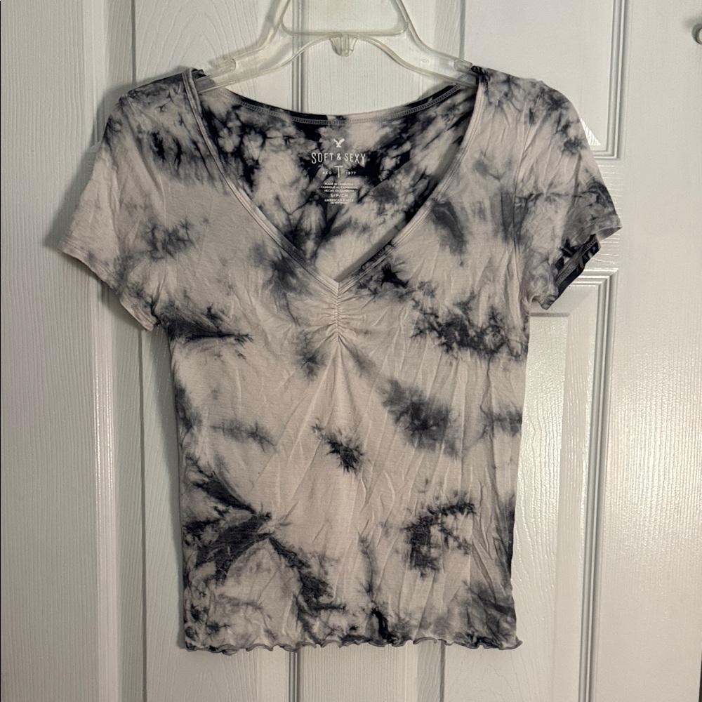 American Eagle Outfitters Black & White Tie-Dye V-Neck Ruched Tee